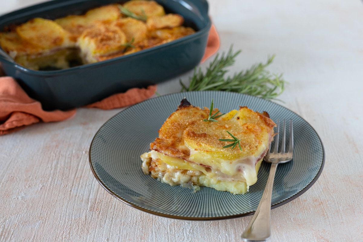 Gâteau de pommes de terre, speck et taleggio