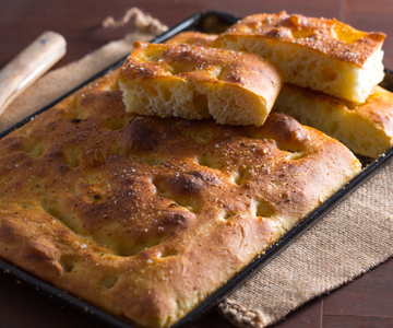 Focaccia de pommes de terre haute et moelleuse