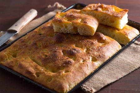 Focaccia de pommes de terre haute et moelleuse