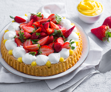 Tarte douce avec crème, chantilly et fraises