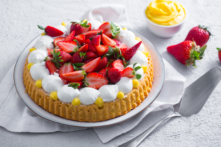 Tarte douce avec crème, chantilly et fraises