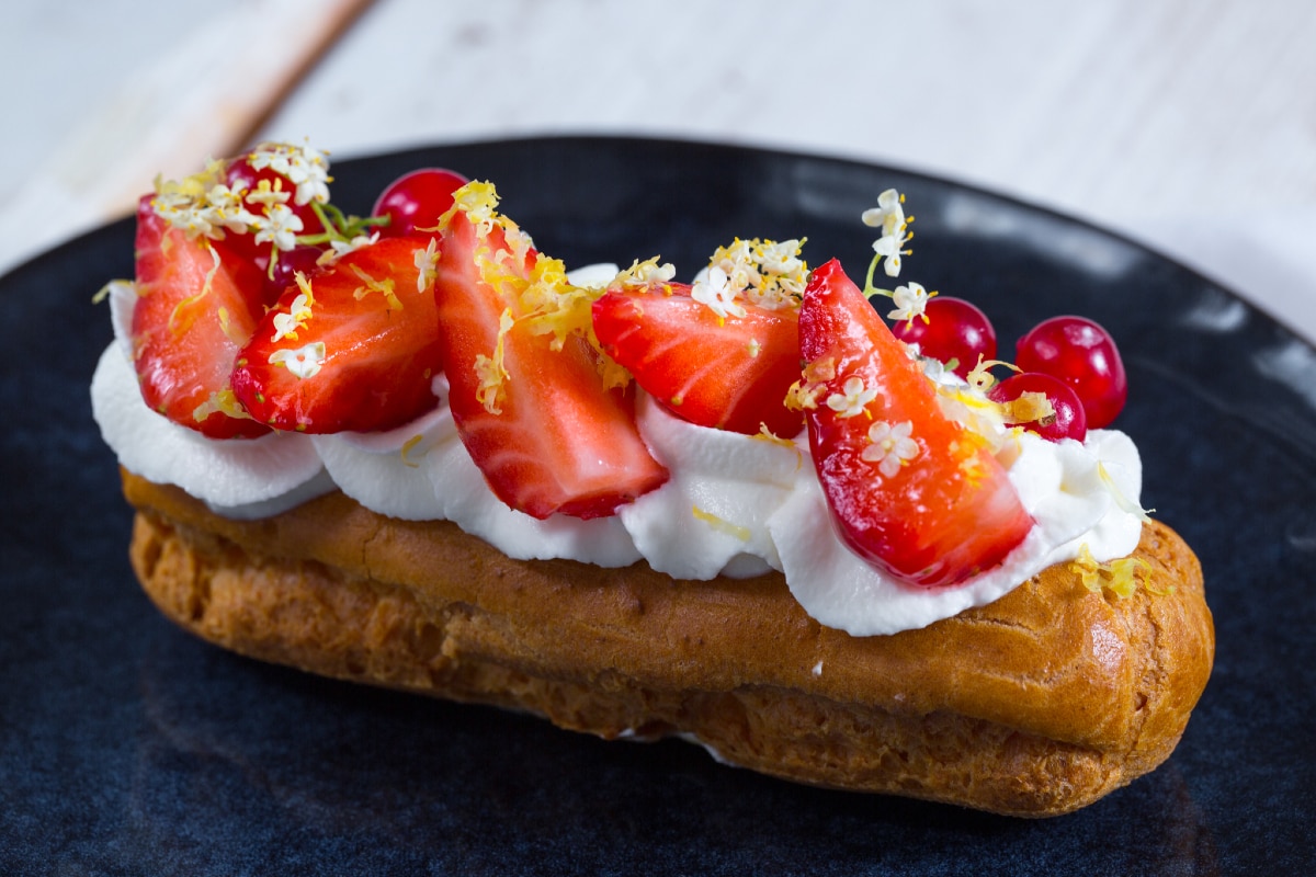 Éclair à la crème avec chantilly