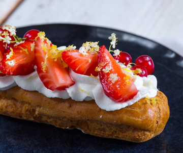 Éclair à la crème avec chantilly