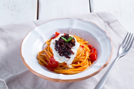 Spaghetti tomate et oignons caramélisés