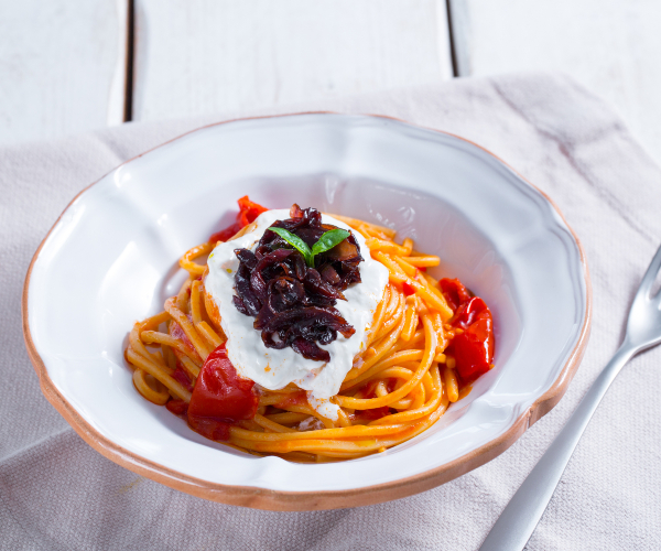 Spaghetti tomate et oignons caramélisés