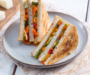 Toast avec légumes aigre-doux et provolone piquant