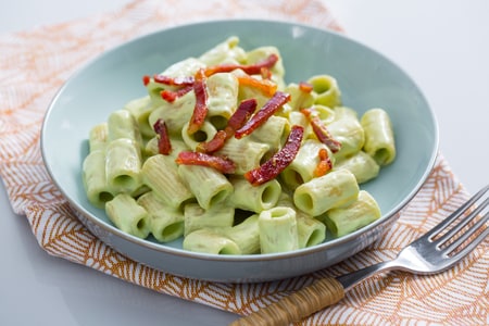 Pâtes au pesto de courgettes, ricotta et speck
