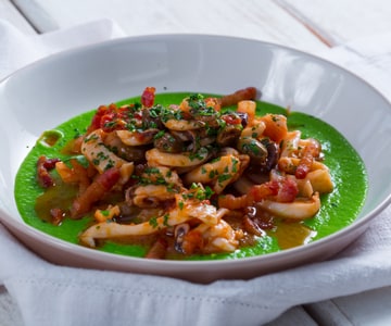 Seiches avec petits pois et lardons