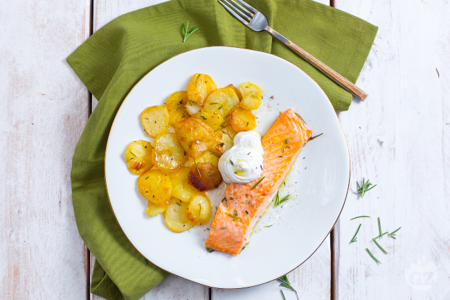 Saumon et pommes de terre au four - Recettes italiennes par GialloZafferano