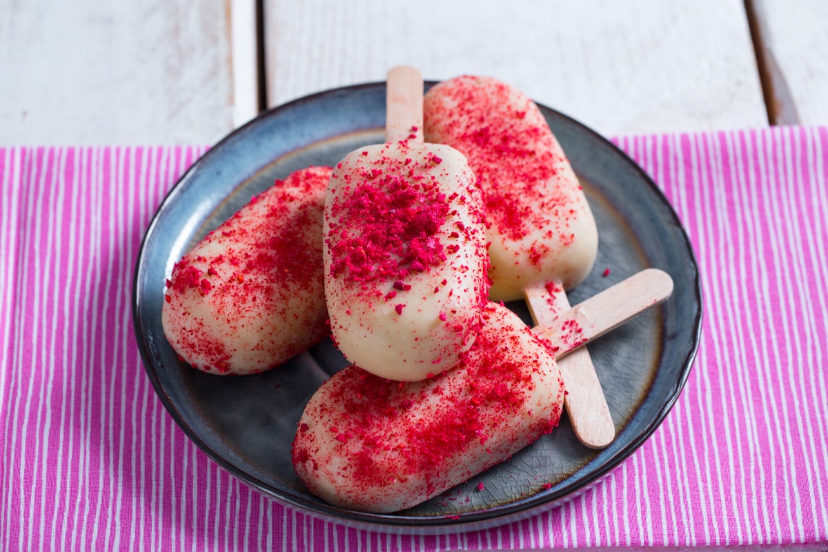 Petits glaces aux framboises et chocolat
