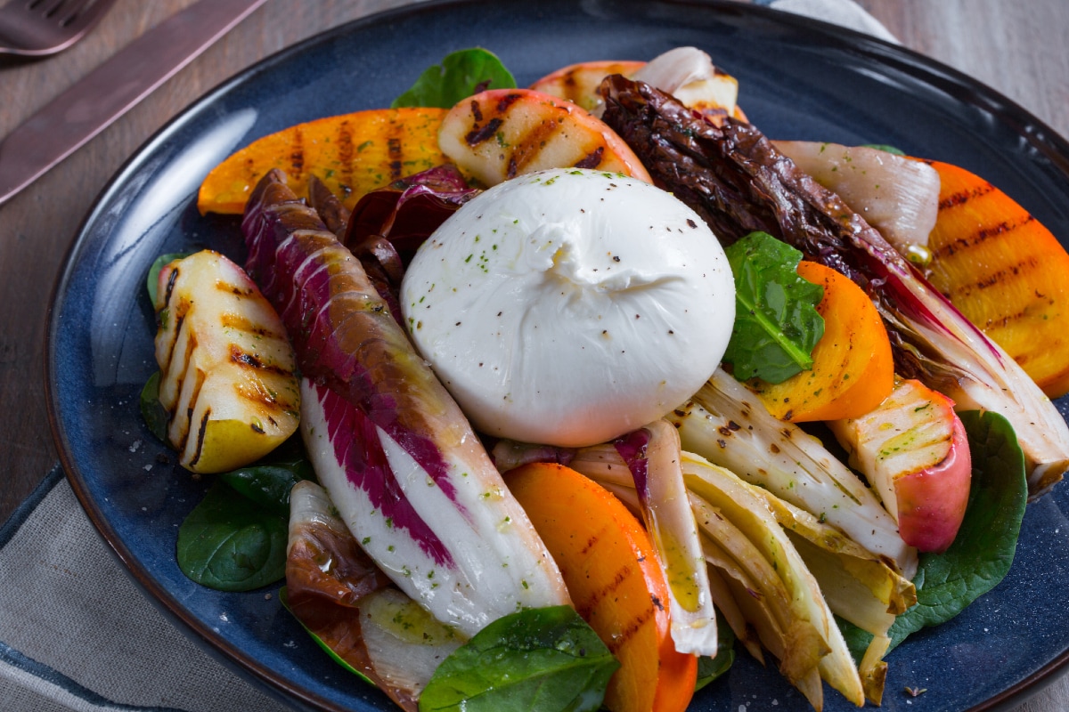 Burrata avec légumes et fruits grillés
