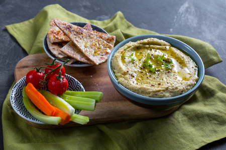 Houmous avec tiges d'artichaut