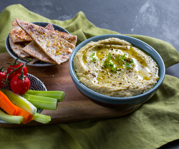 Houmous avec tiges d'artichaut