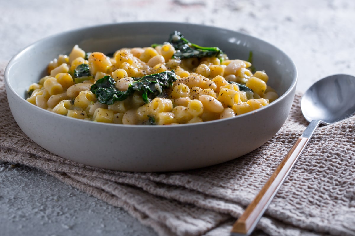 Pâtes et haricots avec chou noir