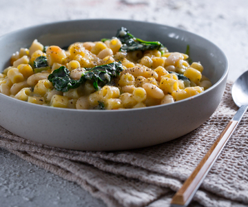 Pâtes et haricots avec chou noir