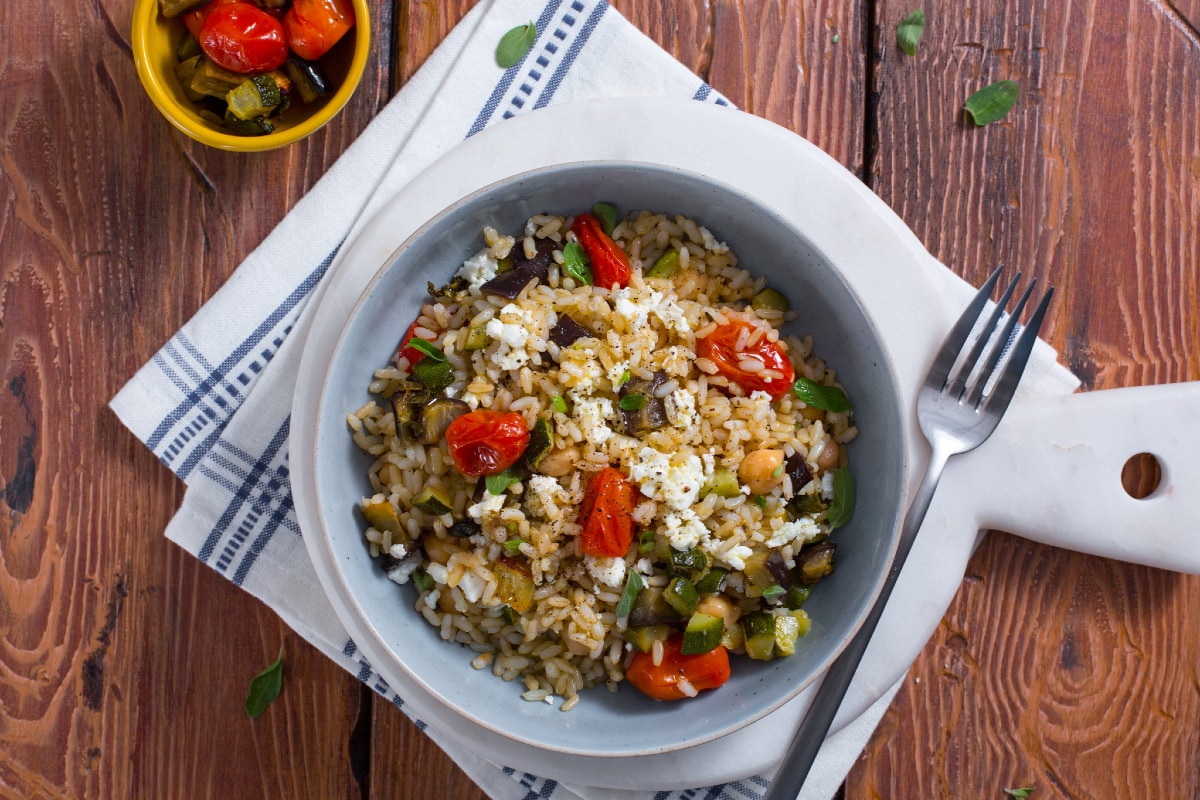 Riz tiède avec pois chiches, légumes rôtis et feta