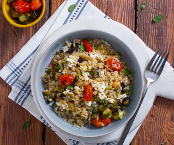 Riz tiède avec pois chiches, légumes rôtis et feta