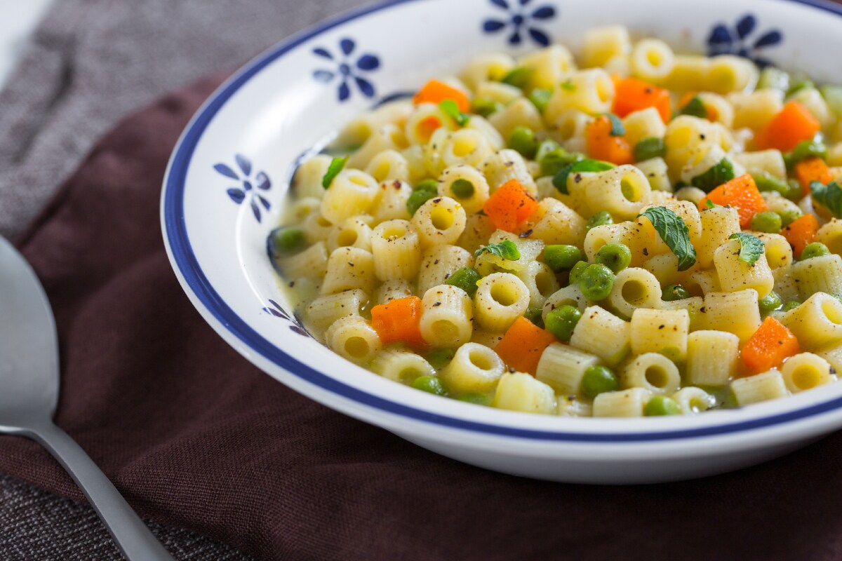 Soupe de pâtes, pommes de terre et petits pois