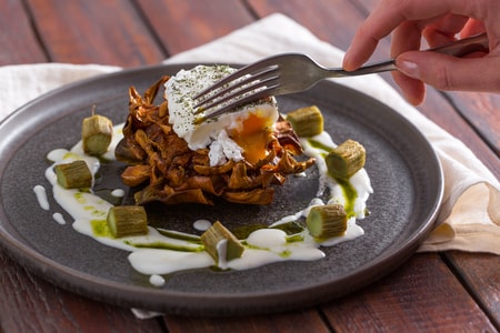 Artichaut à la juive avec œuf poché