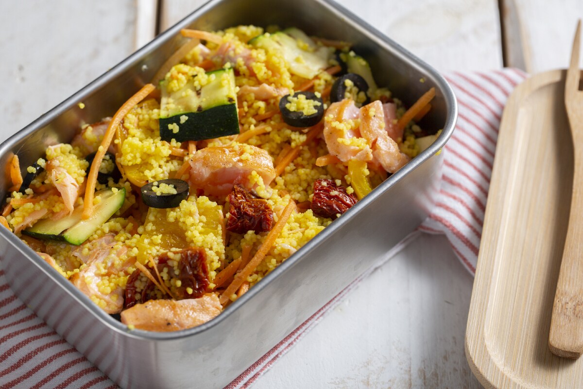 Lunchbox avec couscous et saumon