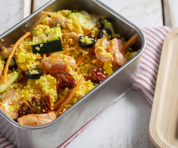 Lunchbox avec couscous et saumon