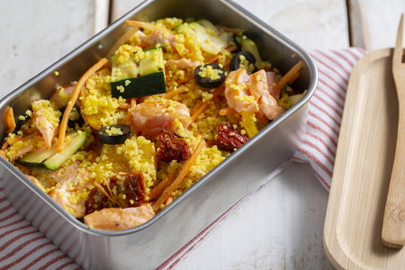 Lunchbox avec couscous et saumon