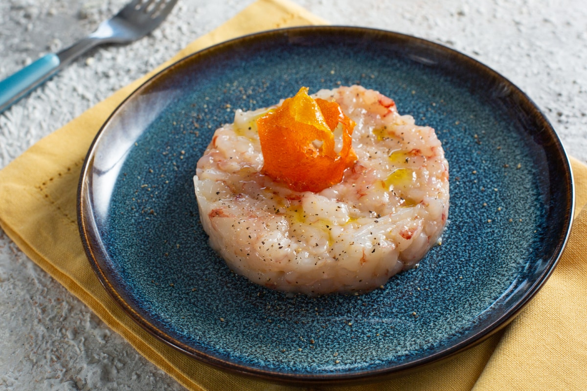 Tartare de crevettes avec écorces d'agrumes caramélisées