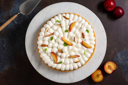 Tarte à la crème pâtissière aux amandes, chantilly et prunes