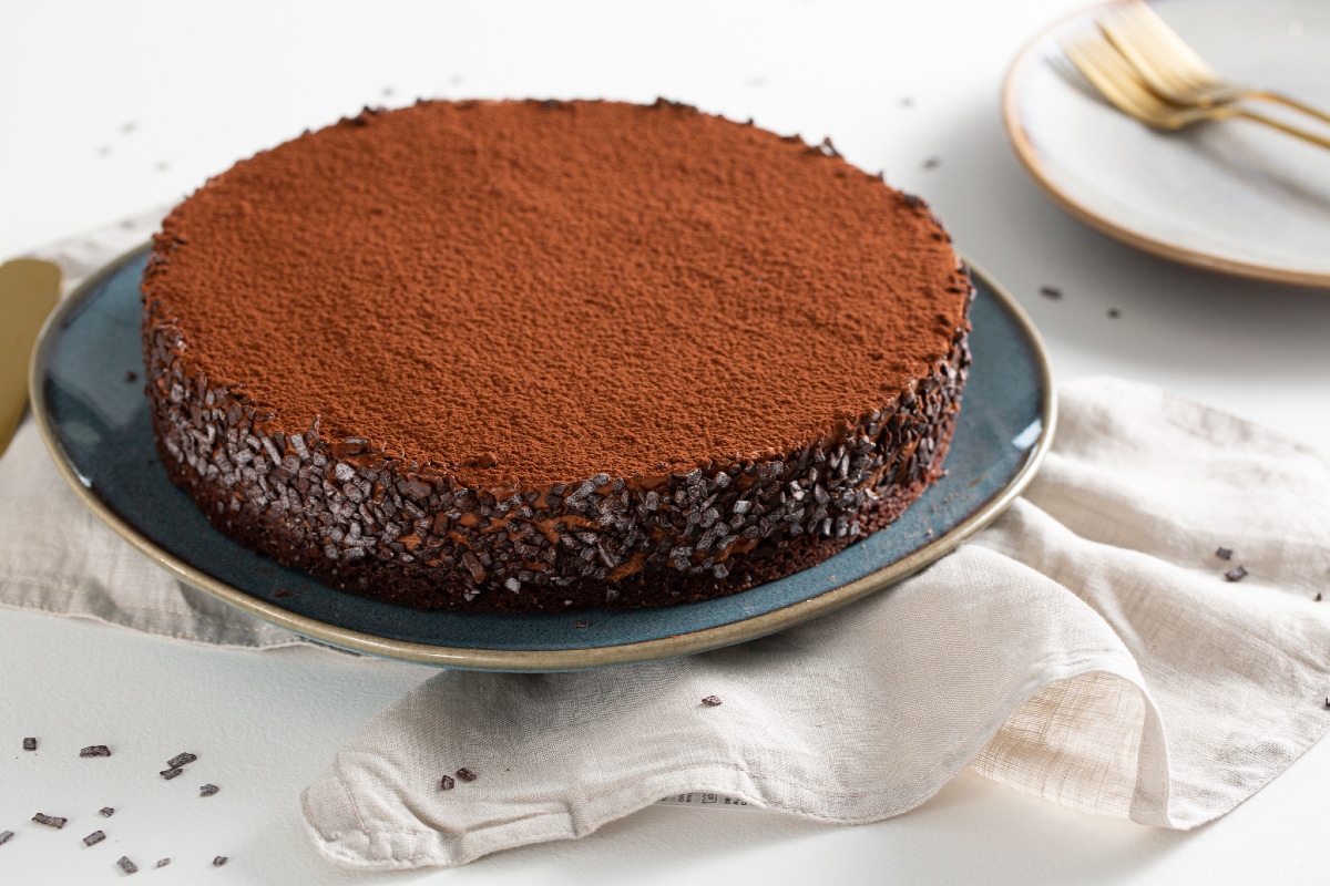 Gâteau mousse au chocolat noir sur base de sablé