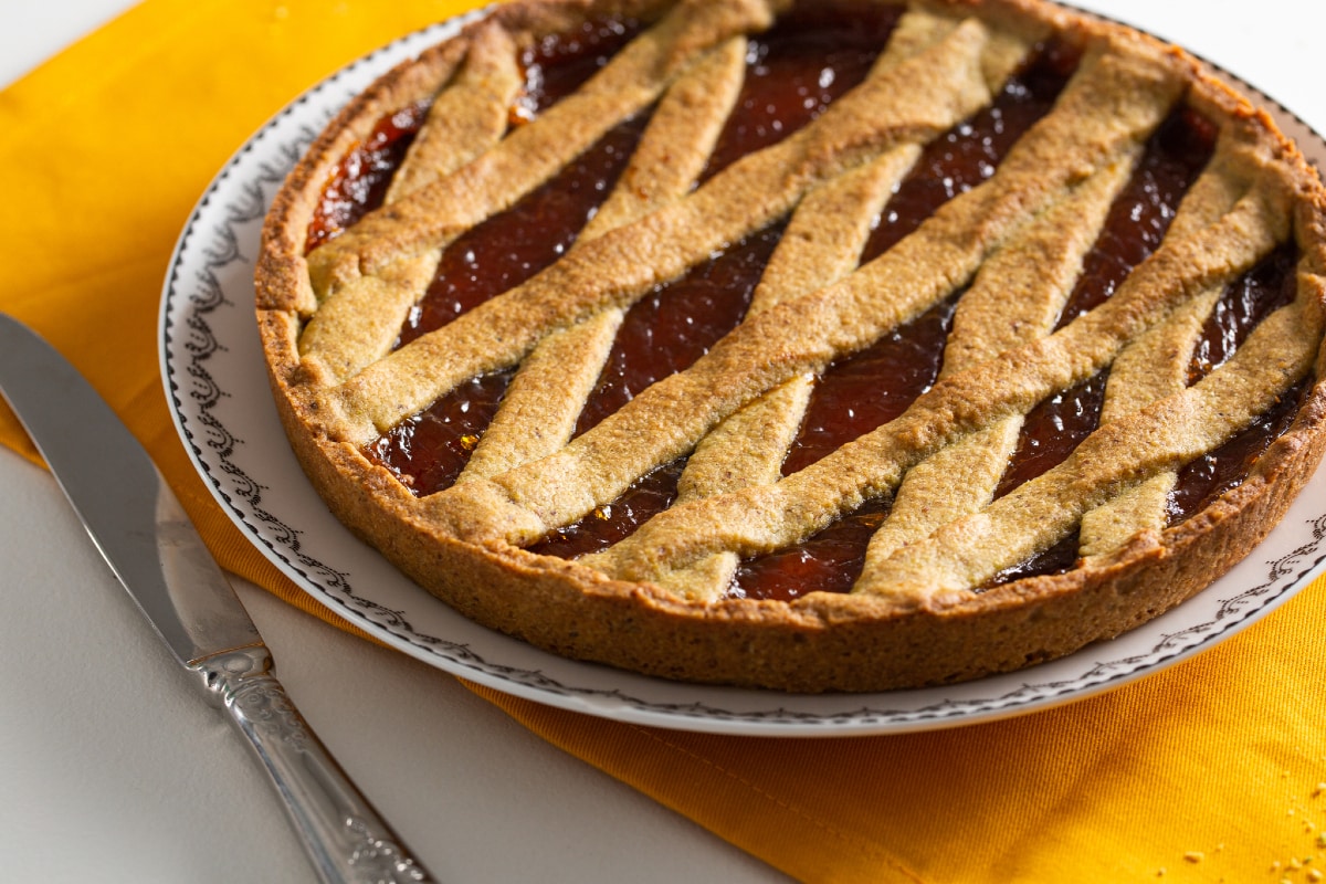 Tarte aux pistaches et à l'orange avec confiture d'abricots