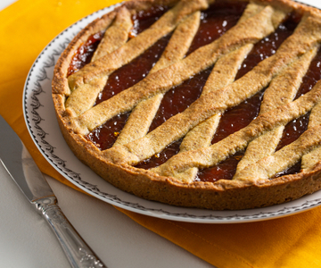 Tarte aux pistaches et à l'orange avec confiture d'abricots