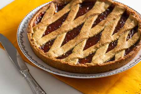 Tarte aux pistaches et à l'orange avec confiture d'abricots