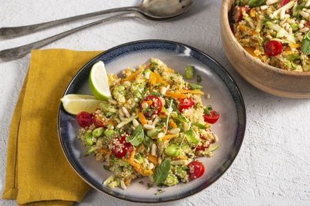 Salade de quinoa avec edamame et légumes
