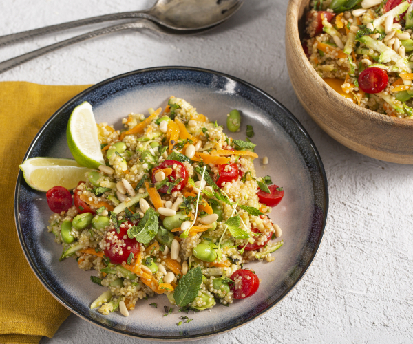 Salade de quinoa avec edamame et légumes