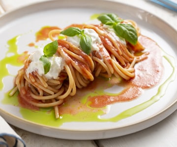 Spaghetti à la tomate fraîche, basilic et stracciatella