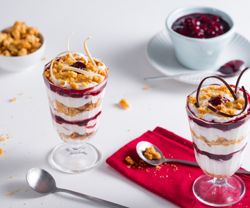 Mousse au yaourt avec gelée de griottes et crumble