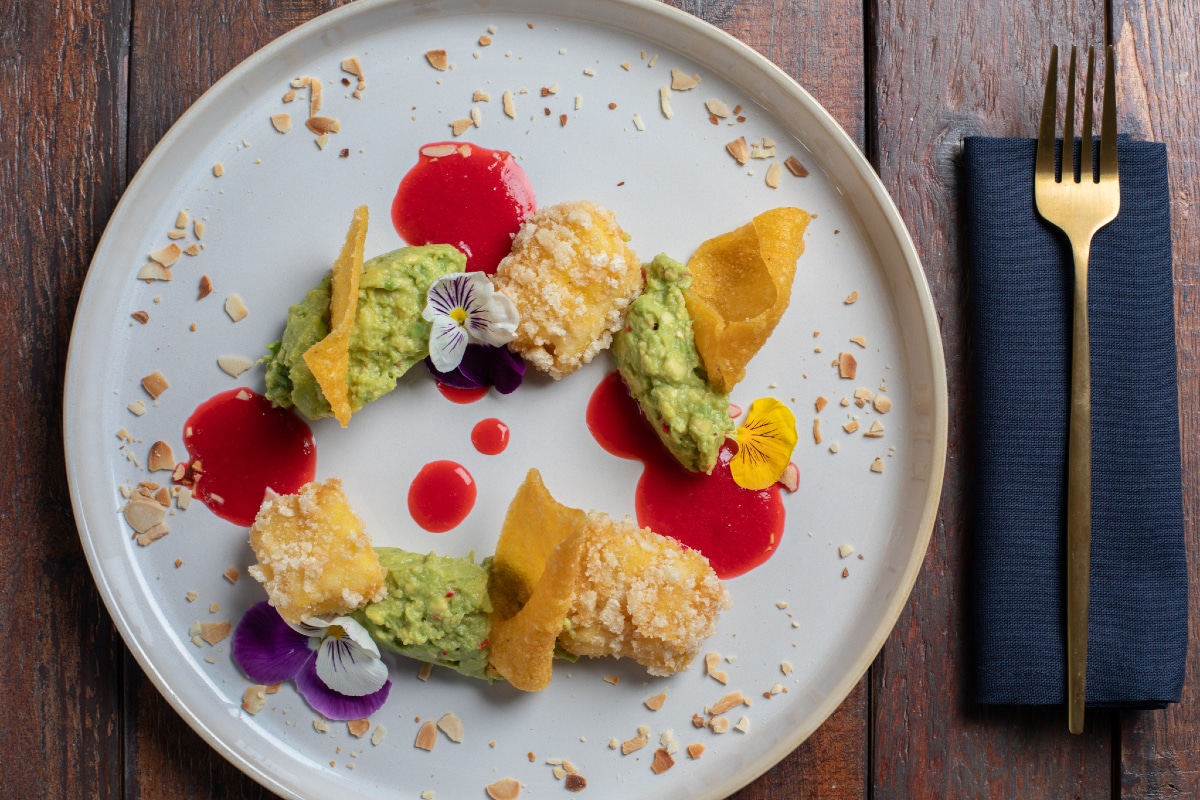 Morue frite avec crème d'avocat