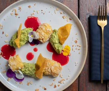 Morue frite avec crème d'avocat