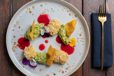 Morue frite avec crème d'avocat