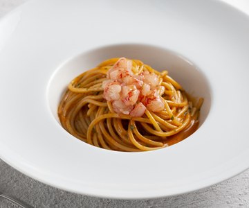 Spaghettoni aux crevettes crues