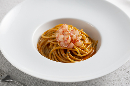Spaghettoni aux crevettes crues
