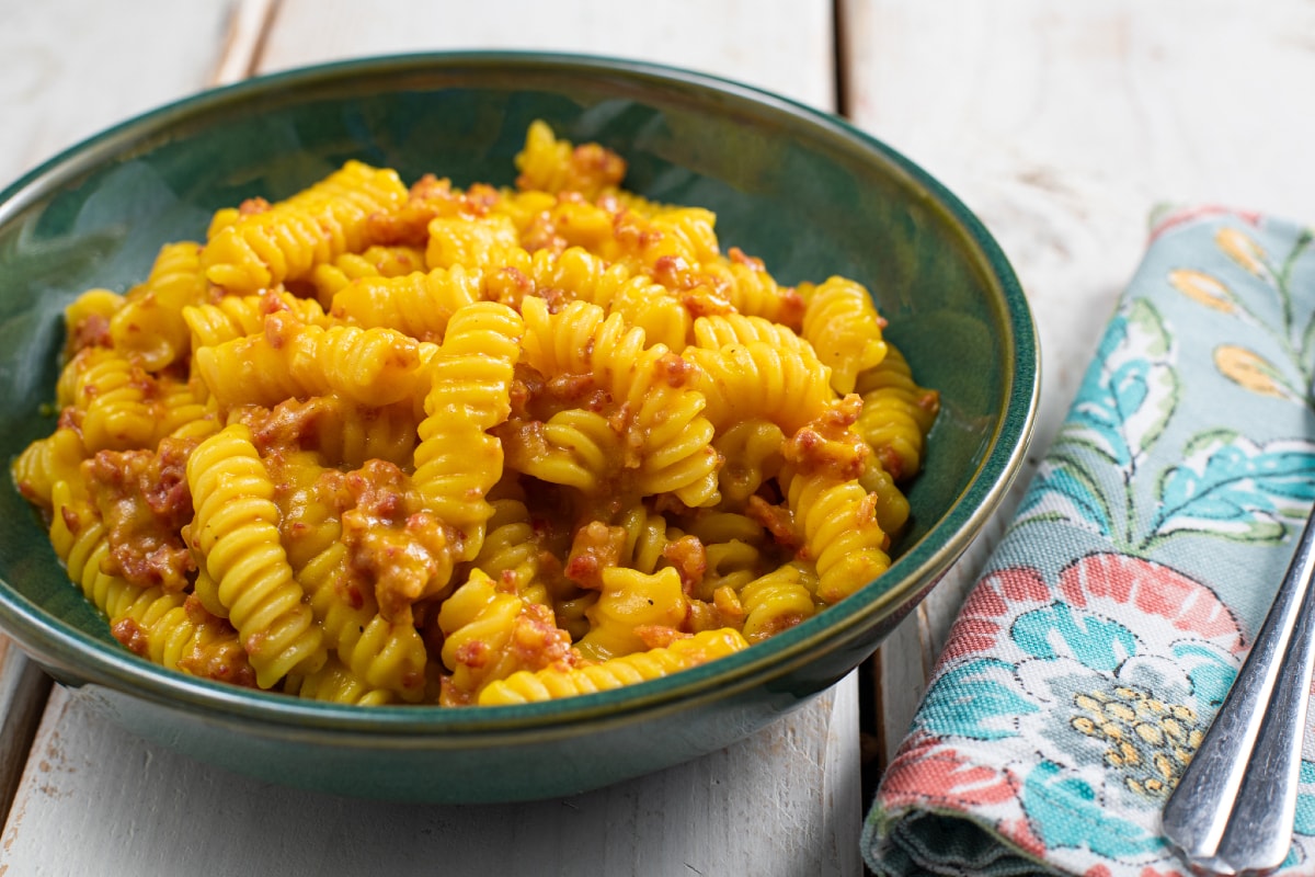 Pâtes à la crème de pommes de terre et saucisse
