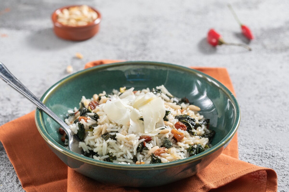 Salade de riz hivernale avec feuilles de navet et Ragusano