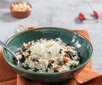 Salade de riz hivernale avec feuilles de navet et Ragusano