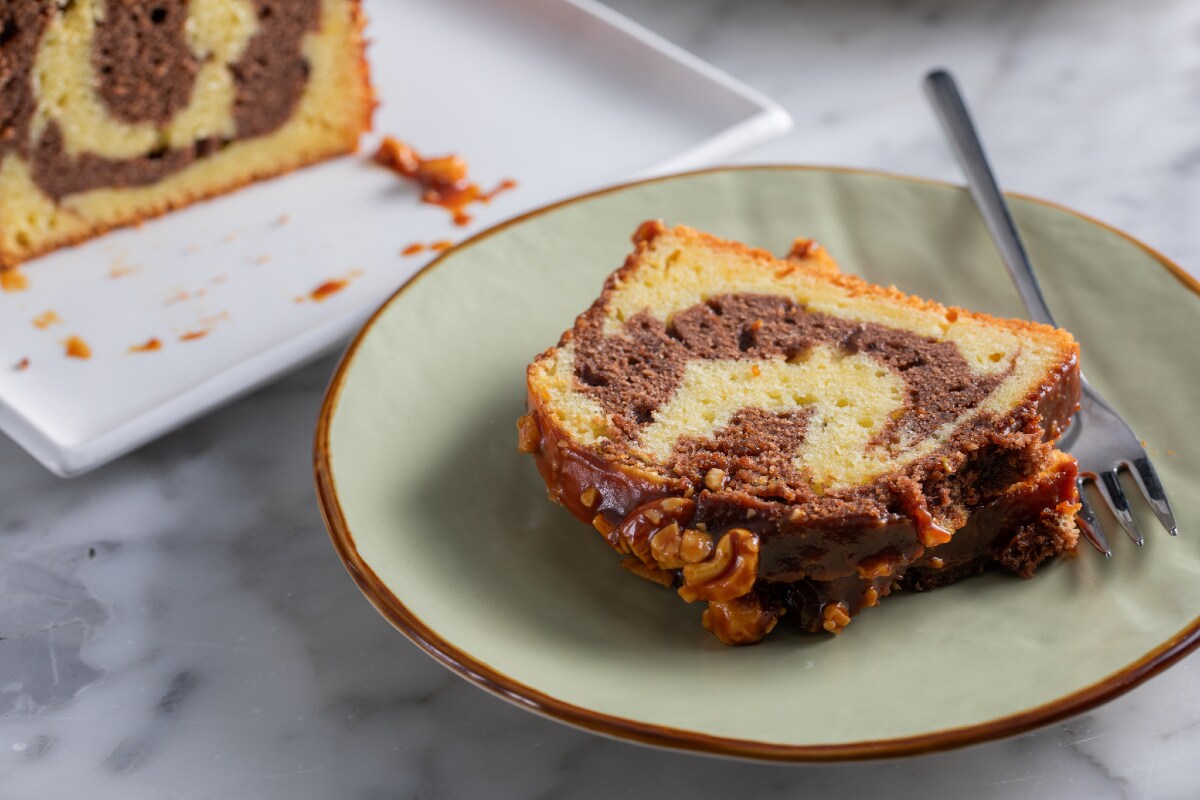 Cake marbré avec caramel mou et fruits secs