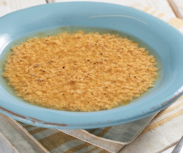 Stracciatella dans un bouillon de légumes