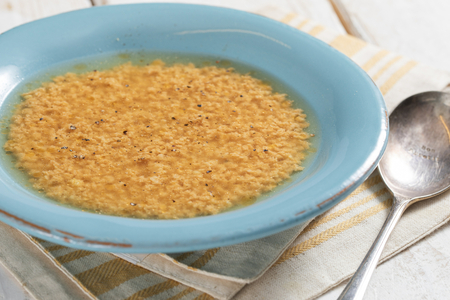 Stracciatella dans un bouillon de légumes