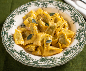 Raviolis del plin avec fond brun