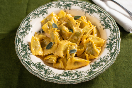 Raviolis del plin avec fond brun