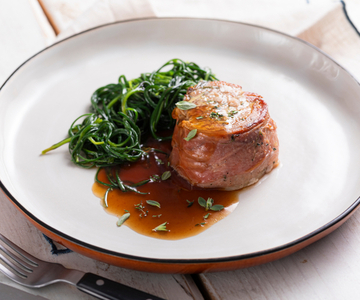 Filet mignon de porc bardé avec des agretti